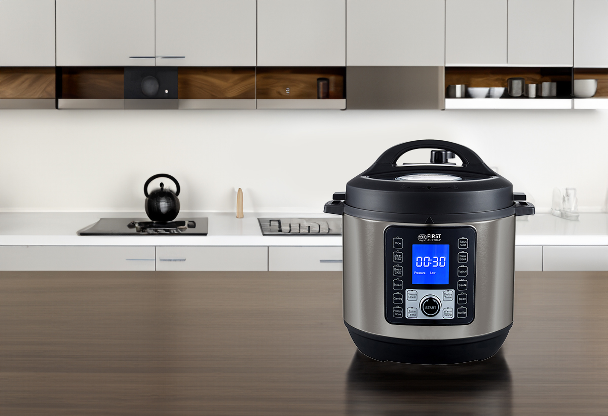 Ο πολυμάγειρας τοποθετημένος σε μια κουζίνα.